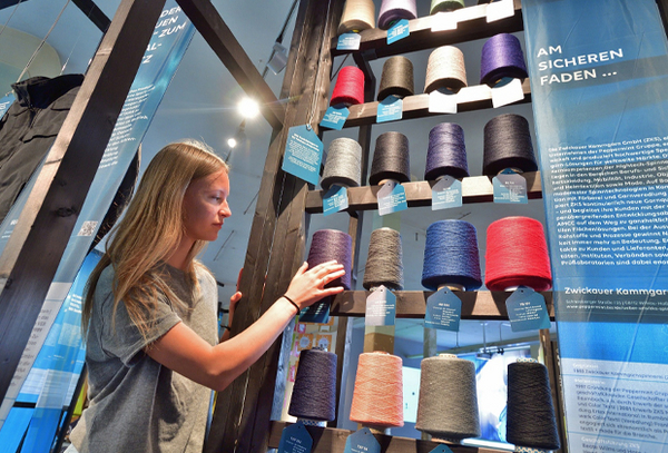 Jugendliche erkunden die Ausstellung Textil? Zukunft!