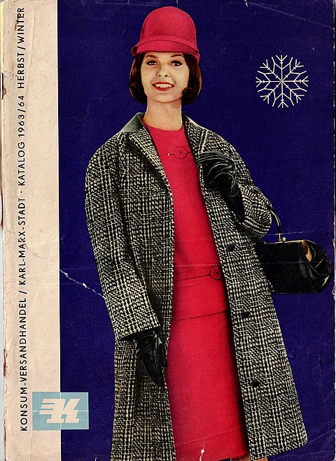 Das Titelblatt eines Verswandkatalogs von 1963 zeigt eine Dame mit Mantel und Hut